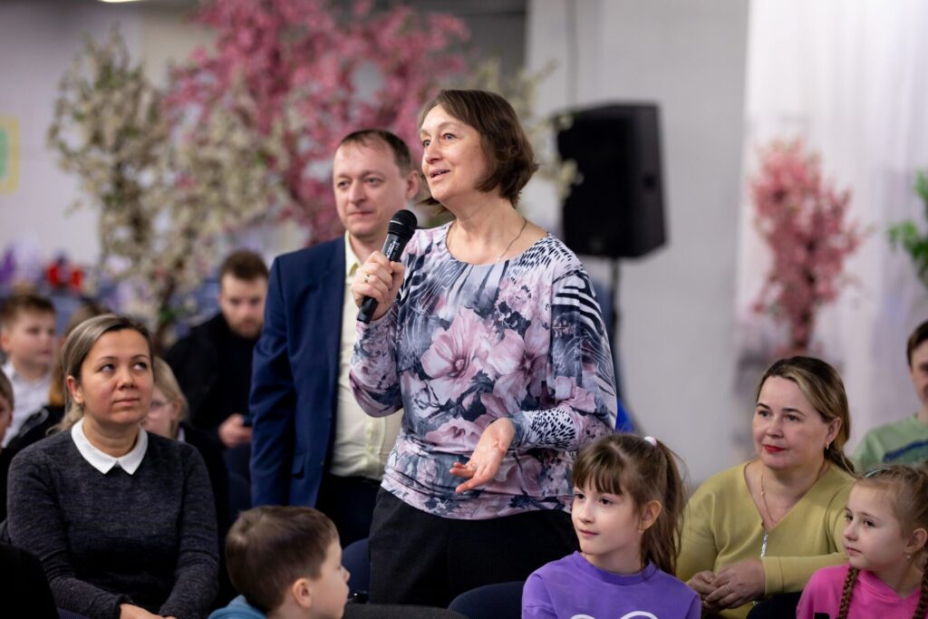 Лекция и сеанс одновременной игры от чемпиона мира гроссмейстера Данилы Павлова в ТРЦ "Евролэнд" в рамках всероссийских соревнований по шахматам