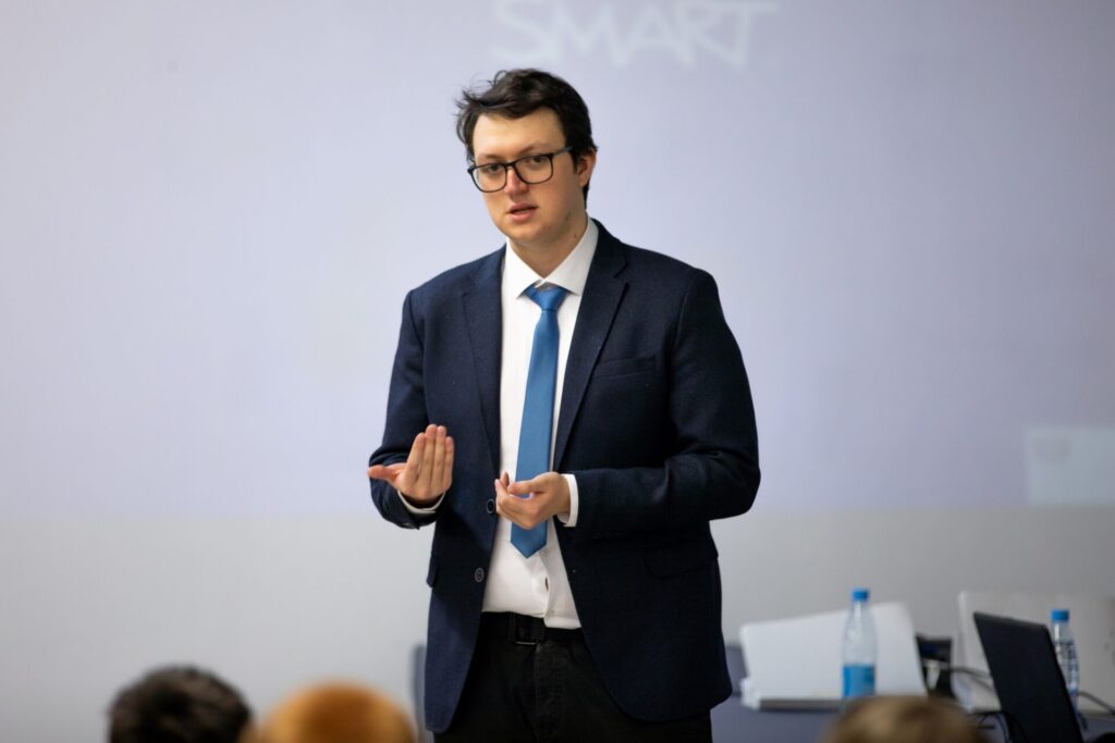Лекция и сеанс одновременной игры от чемпиона мира гроссмейстера Данилы Павлова в ТРЦ "Евролэнд" в рамках всероссийских соревнований по шахматам